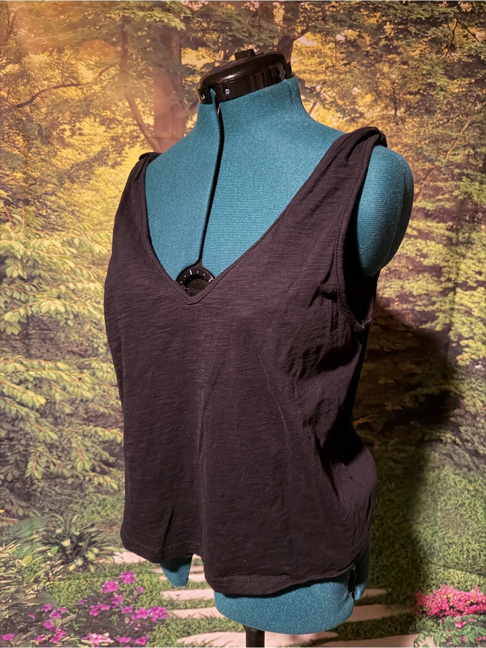 SHEIN Black V-Neck Sleeveless Crop Top